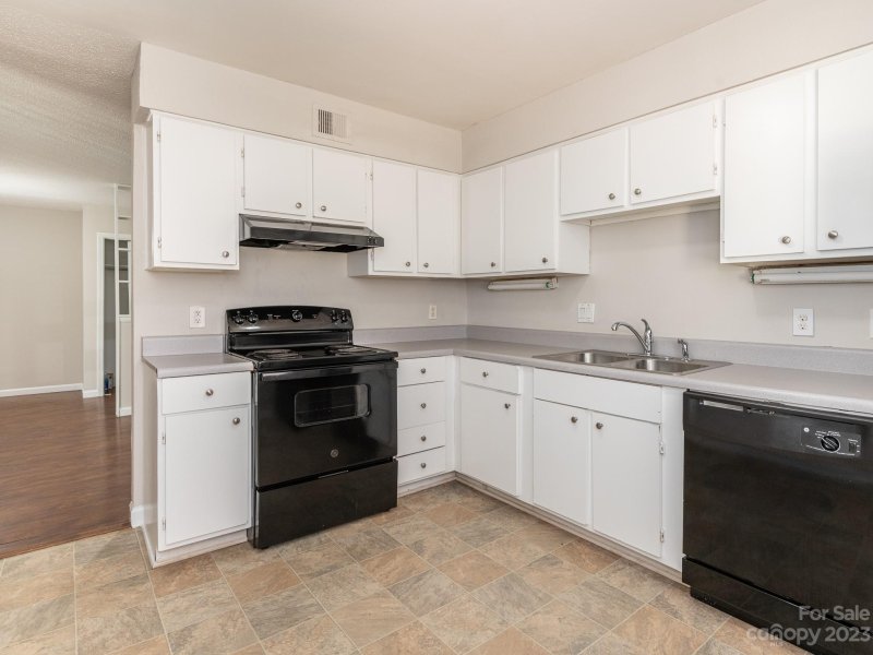 Property image 4 at 4902 Spring Lake Drive, Charlotte, NC 28212