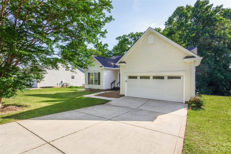 Property image 3 at 11724 Long Forest Drive, Charlotte, NC 28269