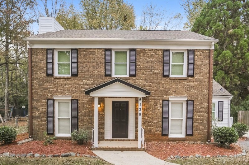 5128 Chestnut Lake Drive