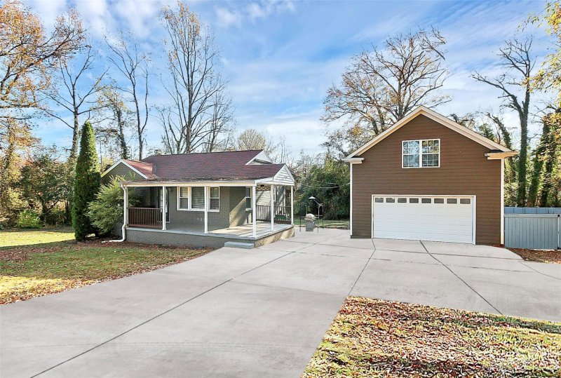 Property image 2 at 138 Willetta Drive, Charlotte, NC 28217