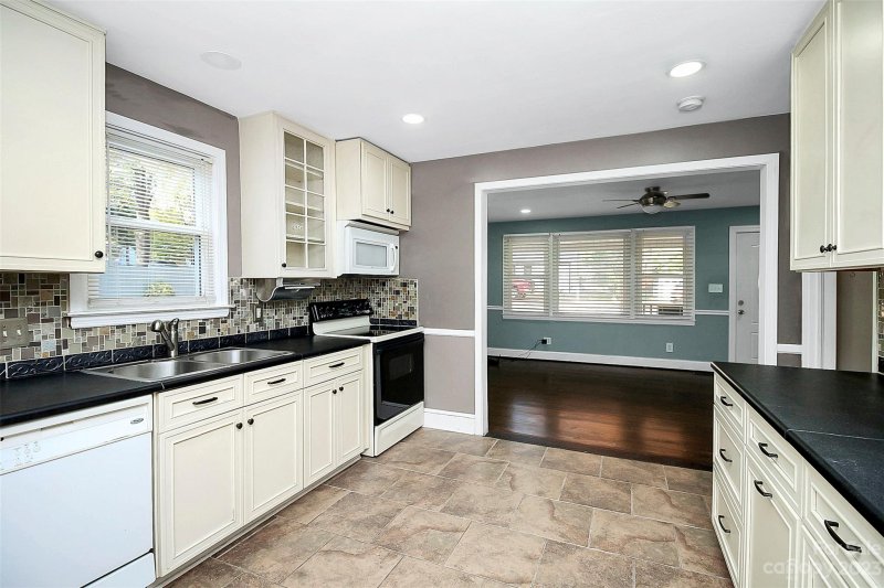 Property image 4 at 138 Willetta Drive, Charlotte, NC 28217