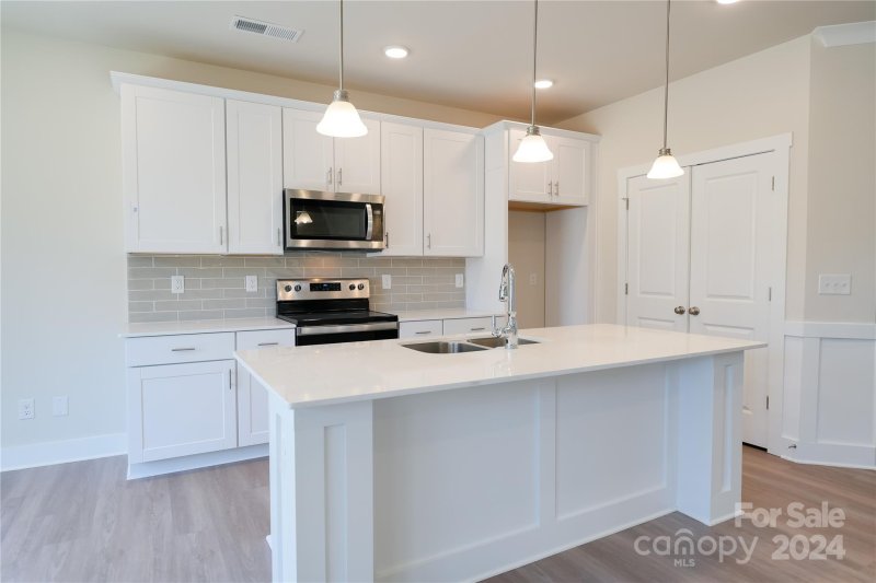 Property image 5 at 6701 Kinghurst Drive, Charlotte, NC 28216