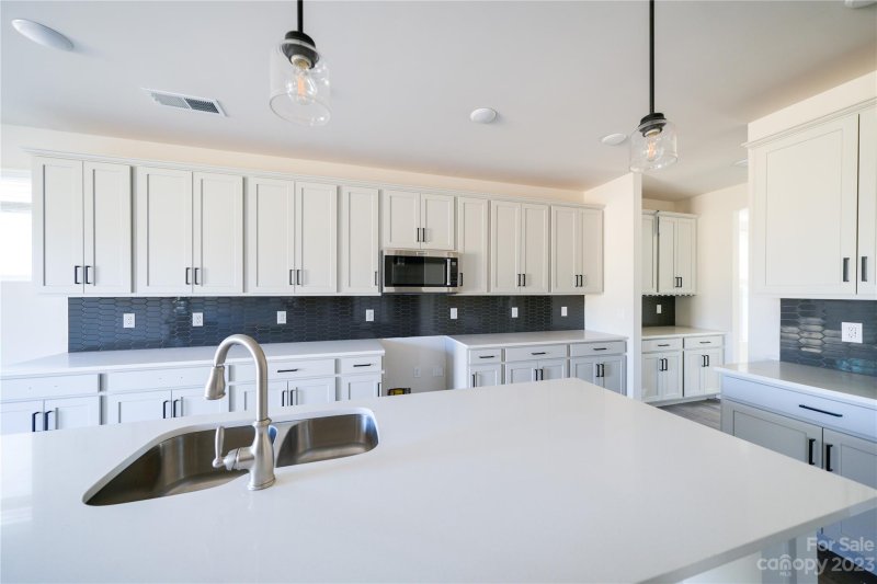 Property image 3 at 6705 Kinghurst Drive, Charlotte, NC 28216