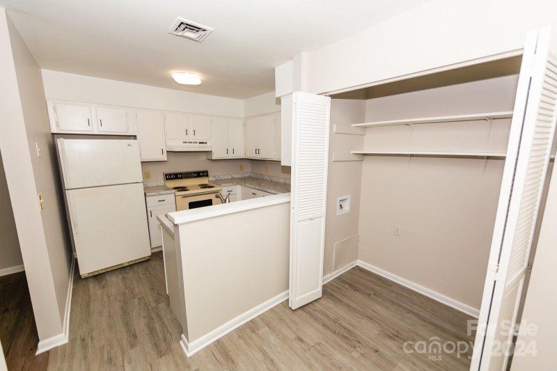 Property image 3 at 4811 Spring Lake Drive, Charlotte, NC 28212