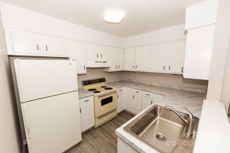 Property image 4 at 4811 Spring Lake Drive, Charlotte, NC 28212