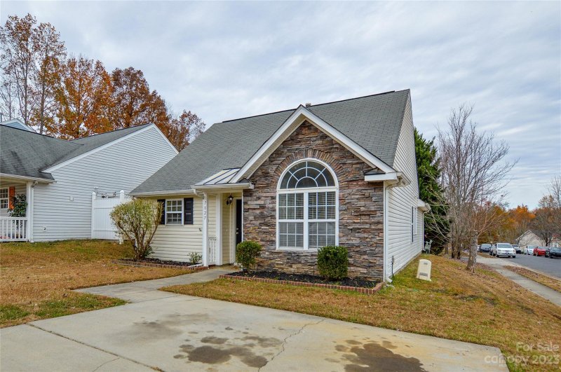 Property image 3 at 7827 Bronze Pike Drive, Charlotte, NC 28273