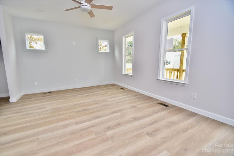 Property image 3 at 996 N Oakwood Street, Gastonia, NC 28052