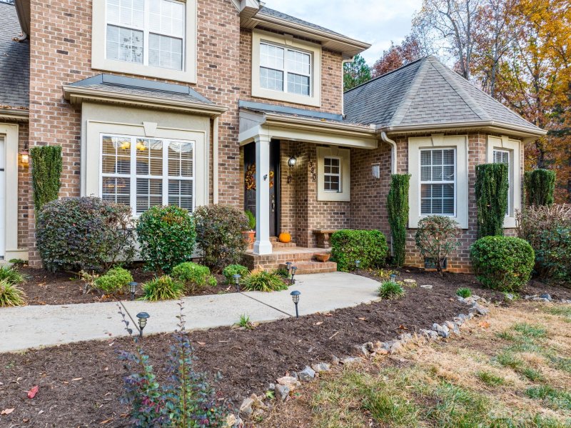 Property image 2 at 1320 Sweetbriar Lane, Hickory, NC 28602