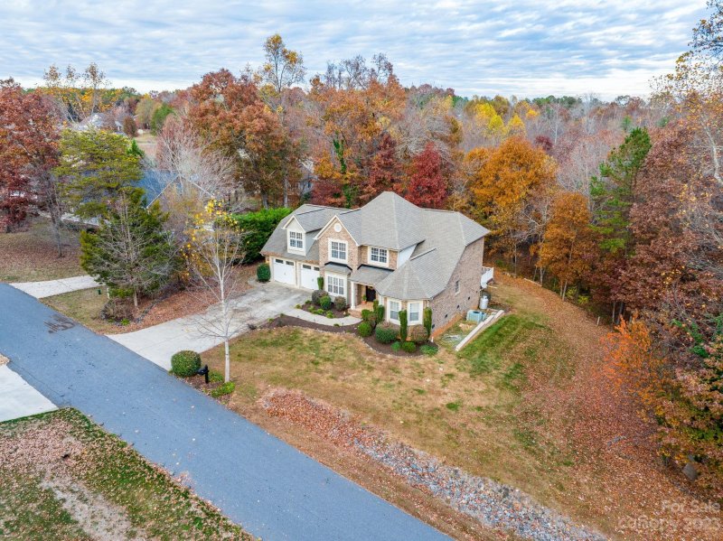 Property image 4 at 1320 Sweetbriar Lane, Hickory, NC 28602