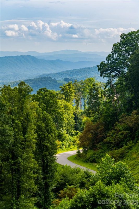 Property image 4 at 527 Southcliff Parkway, Fairview, NC 28730