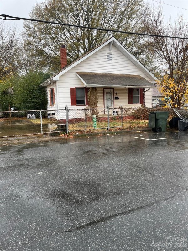 228 W Lowrance Avenue