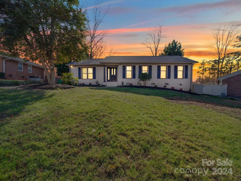 Property image 2 at 1135 Fox Run Drive, Charlotte, NC 28212