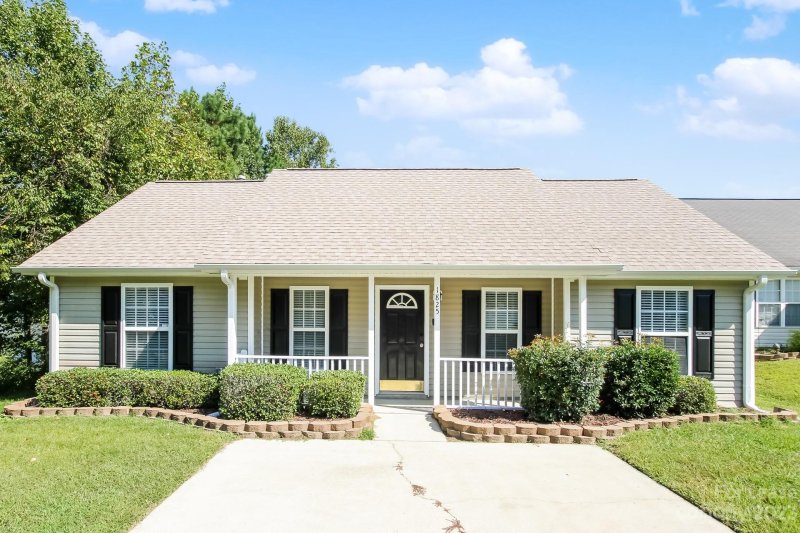 1825 Mission Oaks Street