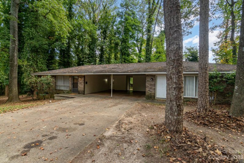 Property image 3 at 625 Blendwood Drive, Charlotte, NC 28215