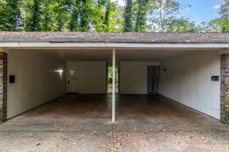 Property image 4 at 625 Blendwood Drive, Charlotte, NC 28215