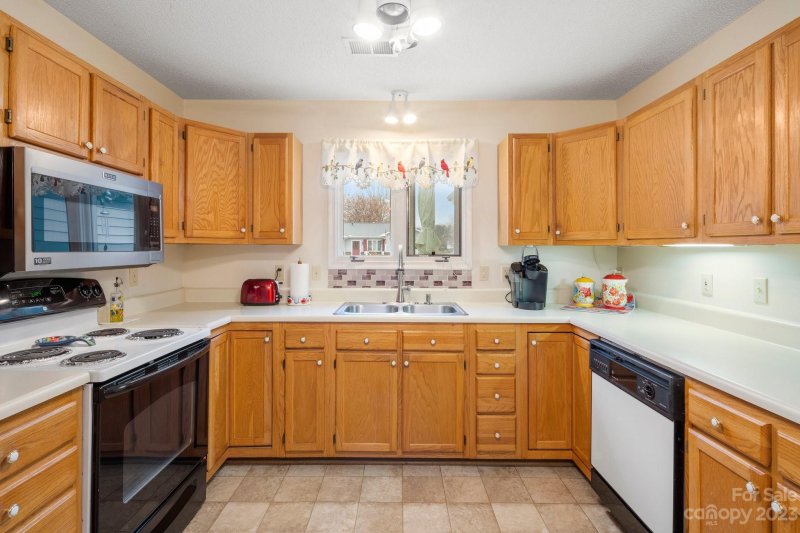 Property image 3 at 140 Derbyshire Drive, Hendersonville, NC 28792