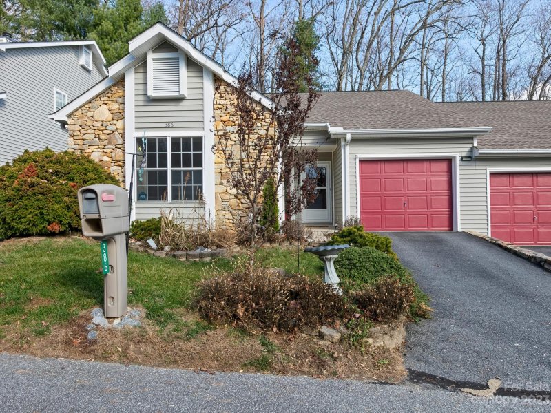 Property image 2 at 386 Laurel Park Place, Hendersonville, NC 28791