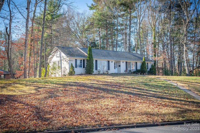 Property image 2 at 11 Highlander Road, Asheville, NC 28804