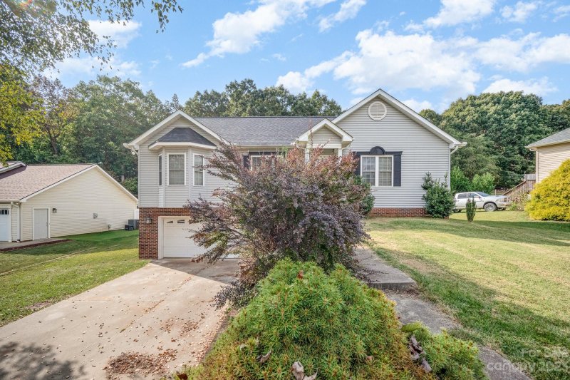 Property image 3 at 1834 Pipers Ridge Circle, Conover, NC 28613