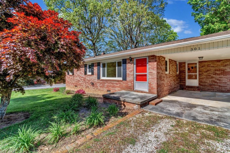 Property image 2 at 301 Stonewall Avenue, Swannanoa, NC 28778