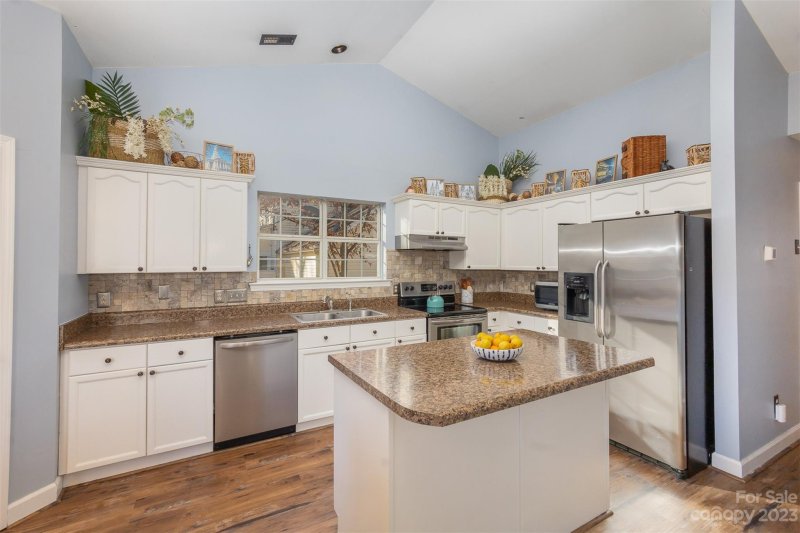 Property image 4 at 4210 Huntmeadow Drive, Charlotte, NC 28269