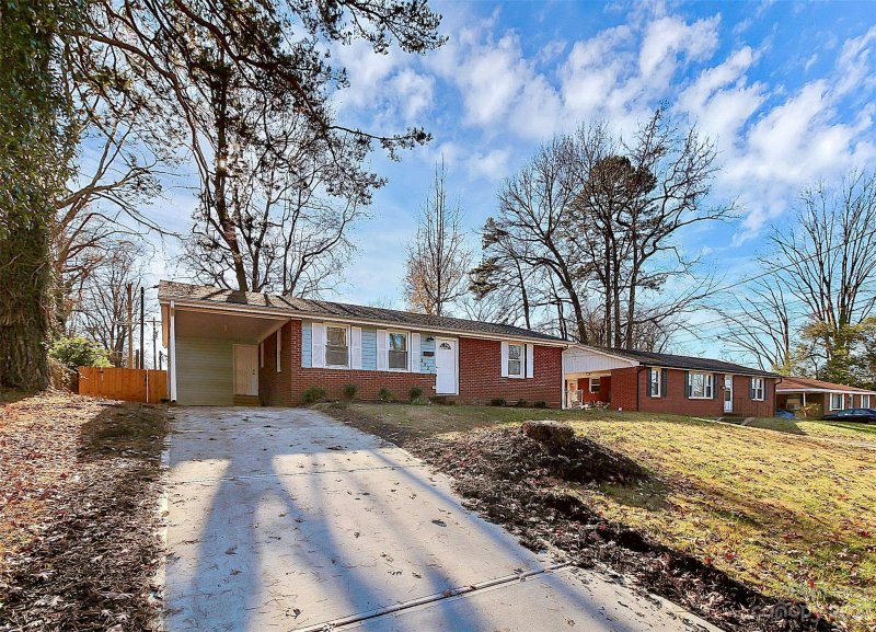 Property image 2 at 2921 Ravencroft Drive, Charlotte, NC 28208