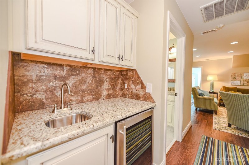 Property image 4 at 3515 Foxcroft Road, Charlotte, NC 28211