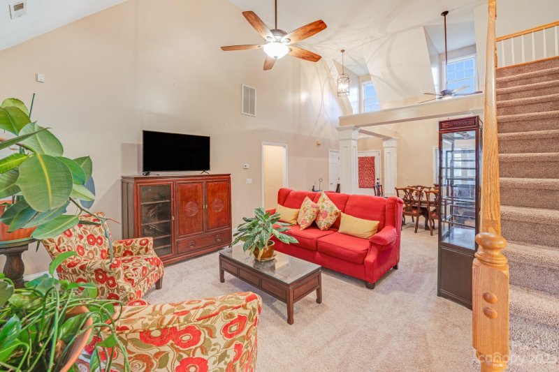 Property image 3 at 5709 Linda Vista Lane, Charlotte, NC 28216