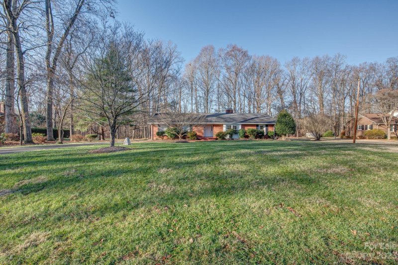 Property image 2 at 911 Pierce Avenue, Mount Holly, NC 28120