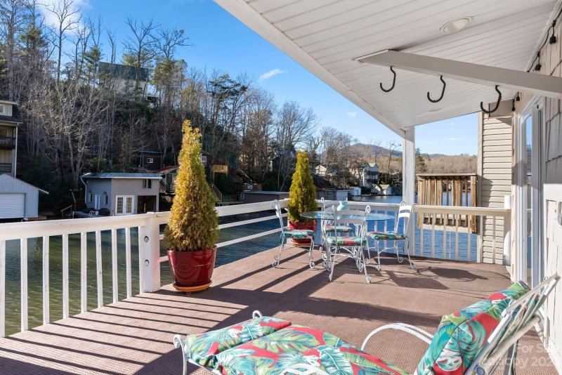 Property image 3 at 368 Lakeshore Drive, Landrum, SC 29356