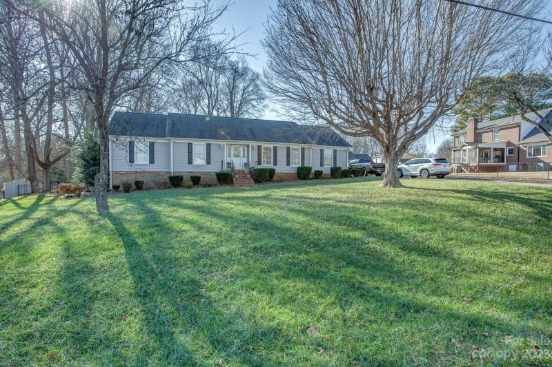 Property image 3 at 205 Woodbriar Trail, Gastonia, NC 28056