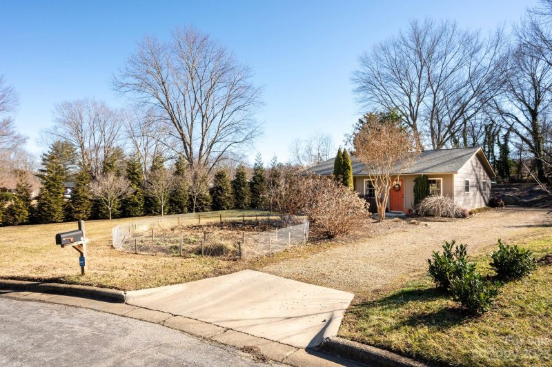 Property image 2 at 24 Waterford Court, Asheville, NC 28806