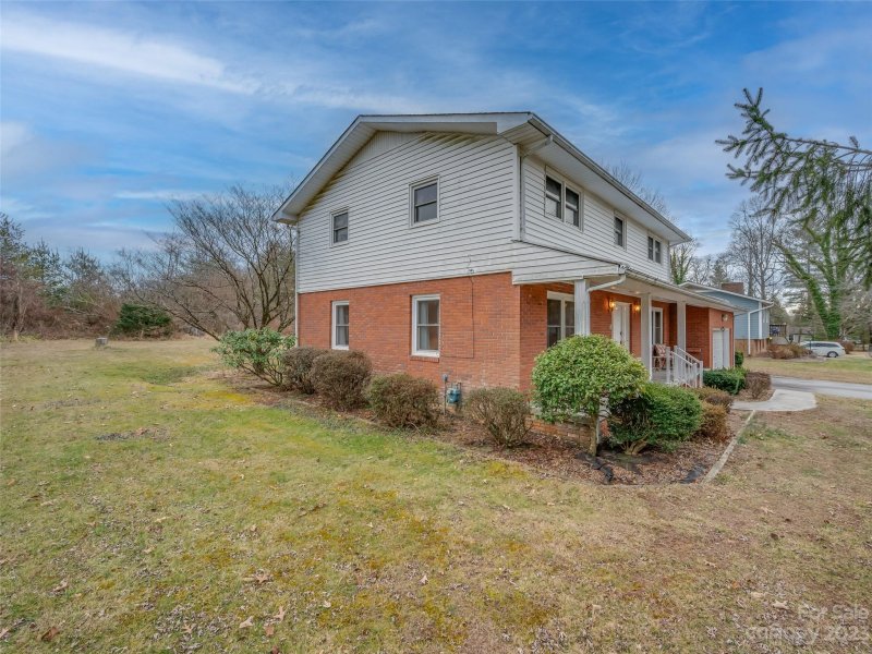 Property image 2 at 120 Underhill Road, Hendersonville, NC 28792