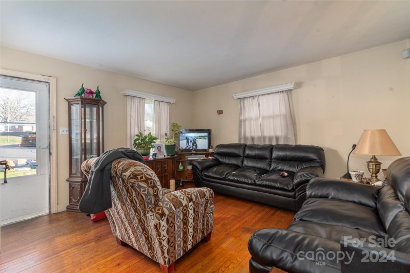 Property image 2 at 4501 Knollcrest Drive, Charlotte, NC 28208