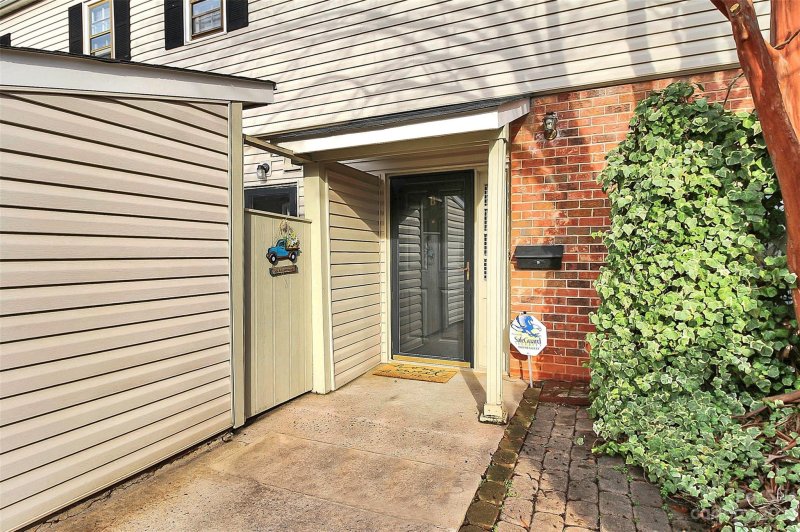 5947 Quail Hollow Road