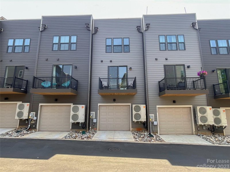 Property image 2 at 944 Broad River Lane, Charlotte, NC 28211