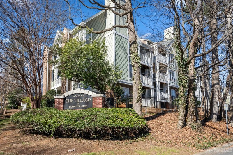 Property image 2 at 2510 Cranbrook Lane, Charlotte, NC 28207