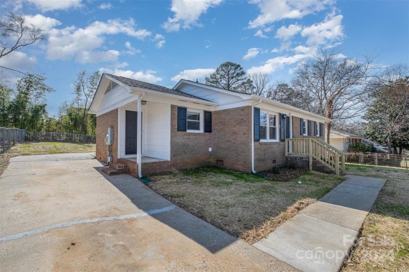 Property image 2 at 129 Short Hills Drive, Charlotte, NC 28217