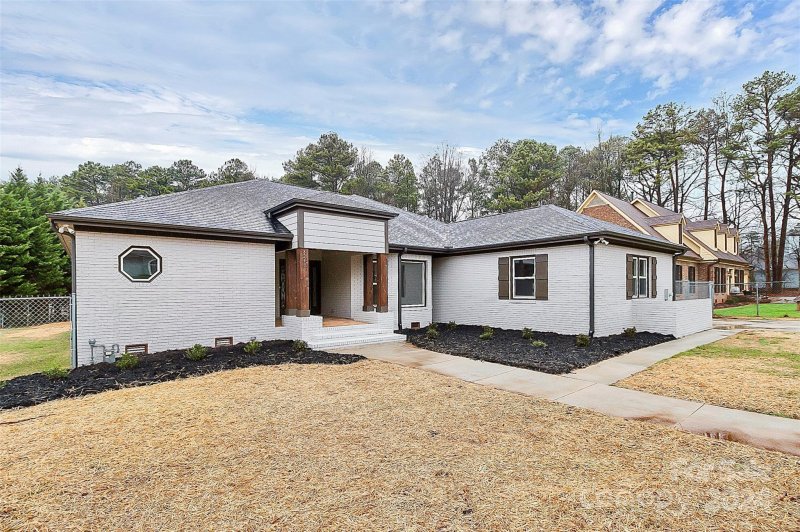 Property image 2 at 8213 Mabe Drive, Charlotte, NC 28216