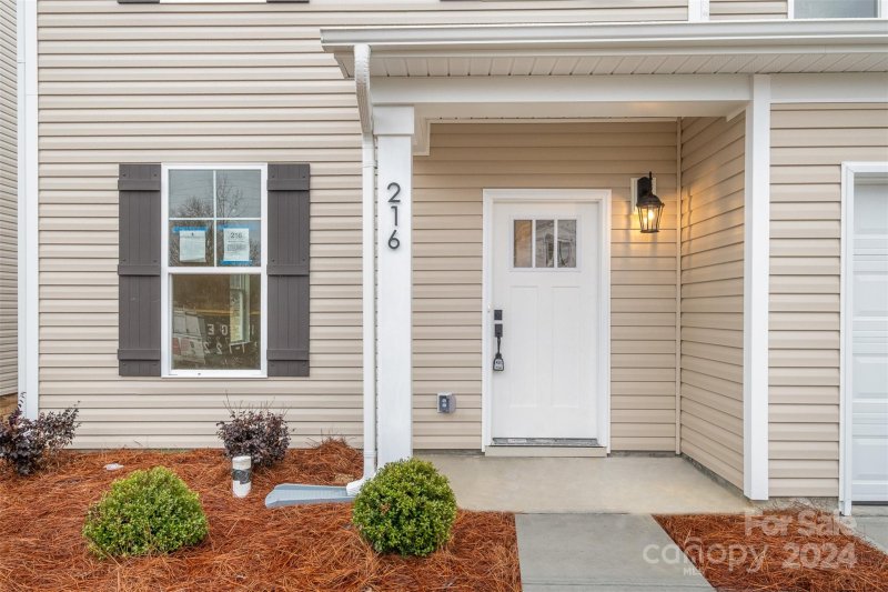 Property image 3 at 216 Surrey Oak Lane, Charlotte, NC 28216