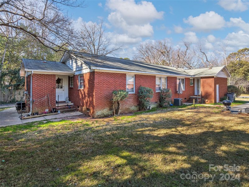 Property image 3 at 1420 Woodhill Lane, Charlotte, NC 28205