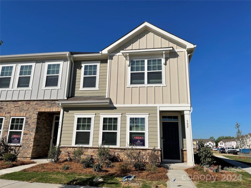 302 Planters Trace Lane