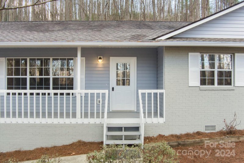 Property image 2 at 604 Surrey Glen Circle, Hendersonville, NC 28739