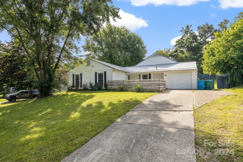 Property image 2 at 209 Scottlynn Drive, Asheville, NC 28806