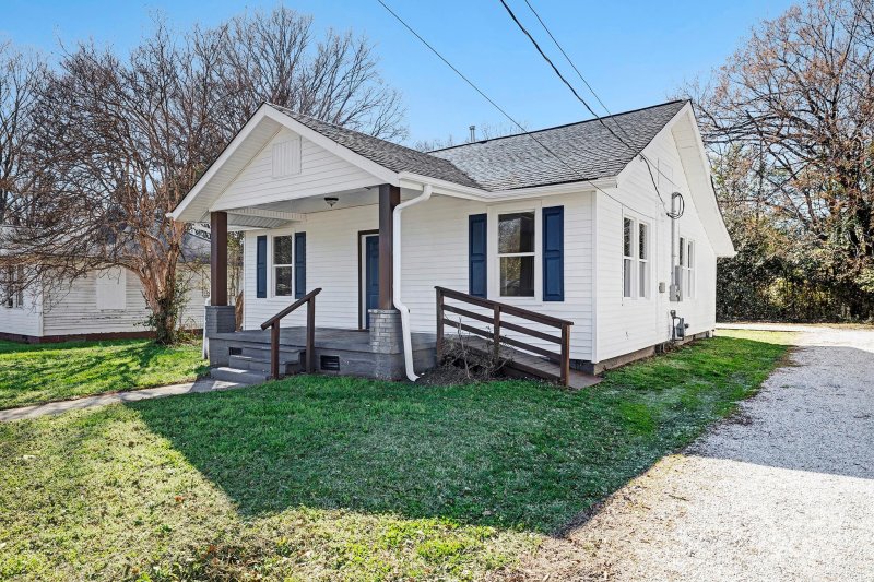 Property image 2 at 105 S Elm Street, Gastonia, NC 28052