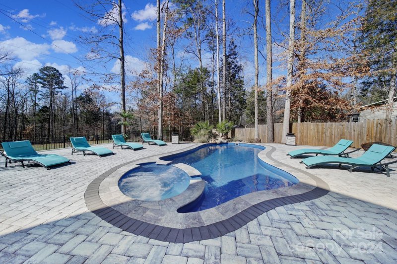 Property image 3 at 1409 Breezewood Drive, Charlotte, NC 28262