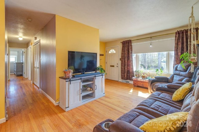 Property image 4 at 726 Fairview Road, Asheville, NC 28803