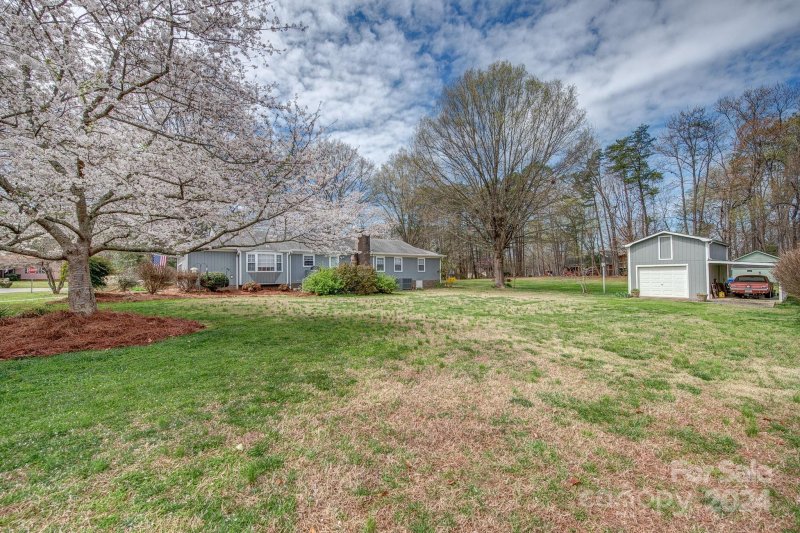 Property image 3 at 400 Woodbriar Trail, Gastonia, NC 28056