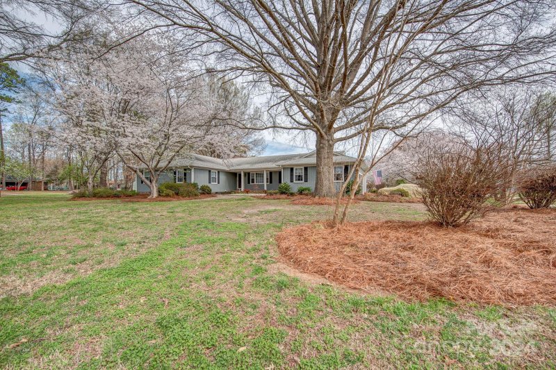 Property image 4 at 400 Woodbriar Trail, Gastonia, NC 28056
