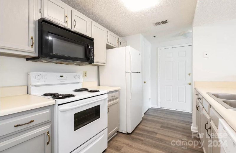 Property image 3 at 1614 Arlyn Circle, Charlotte, NC 28213